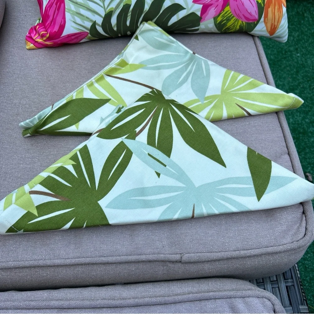 Crate&Barrel Fiji Napkin with Green and White Leaf Design Tropical set of 2